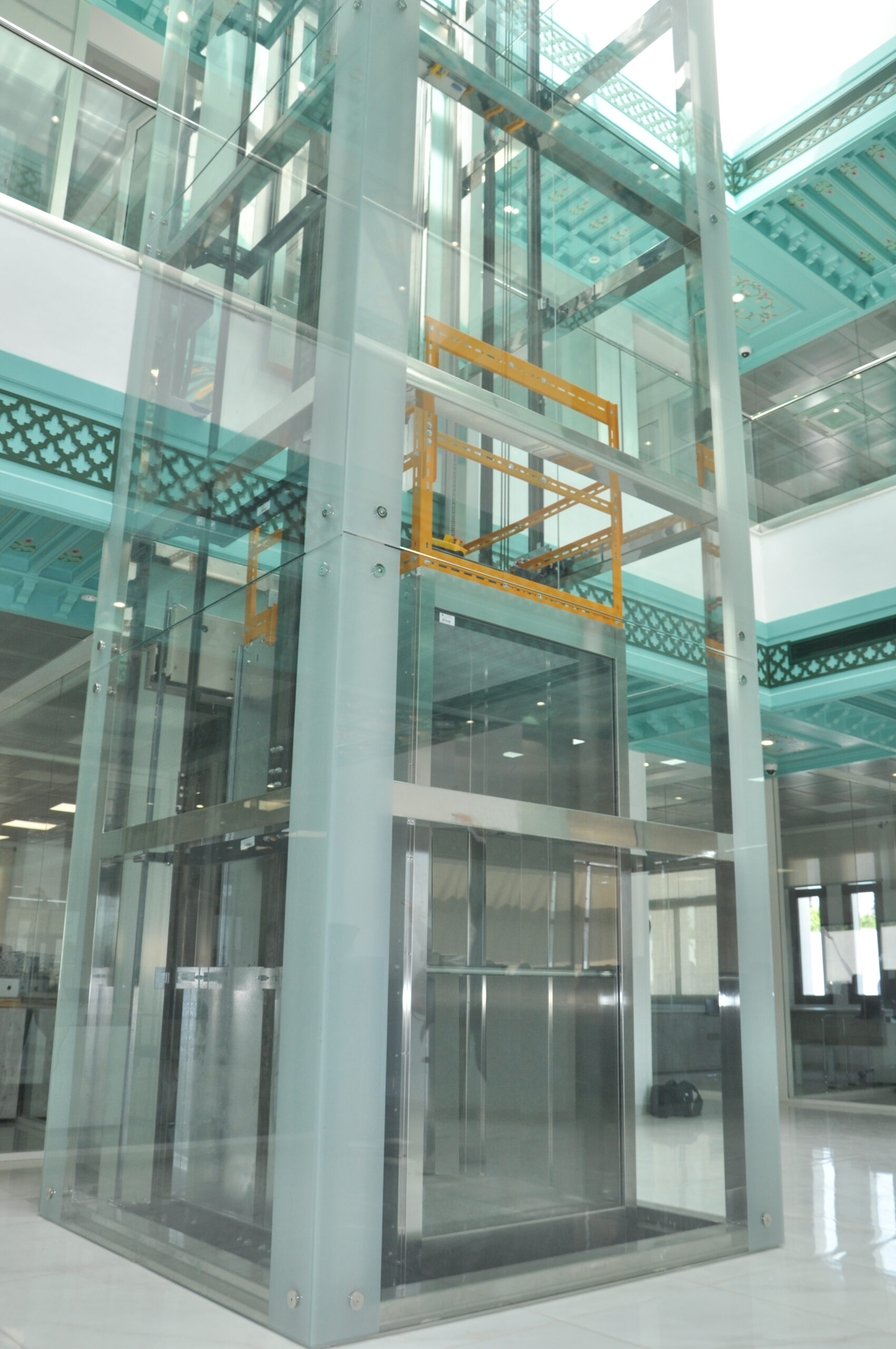 Installation HSD réduit Tunisie : Ascenseur sur-mesure pour faible hauteur sous plafond.