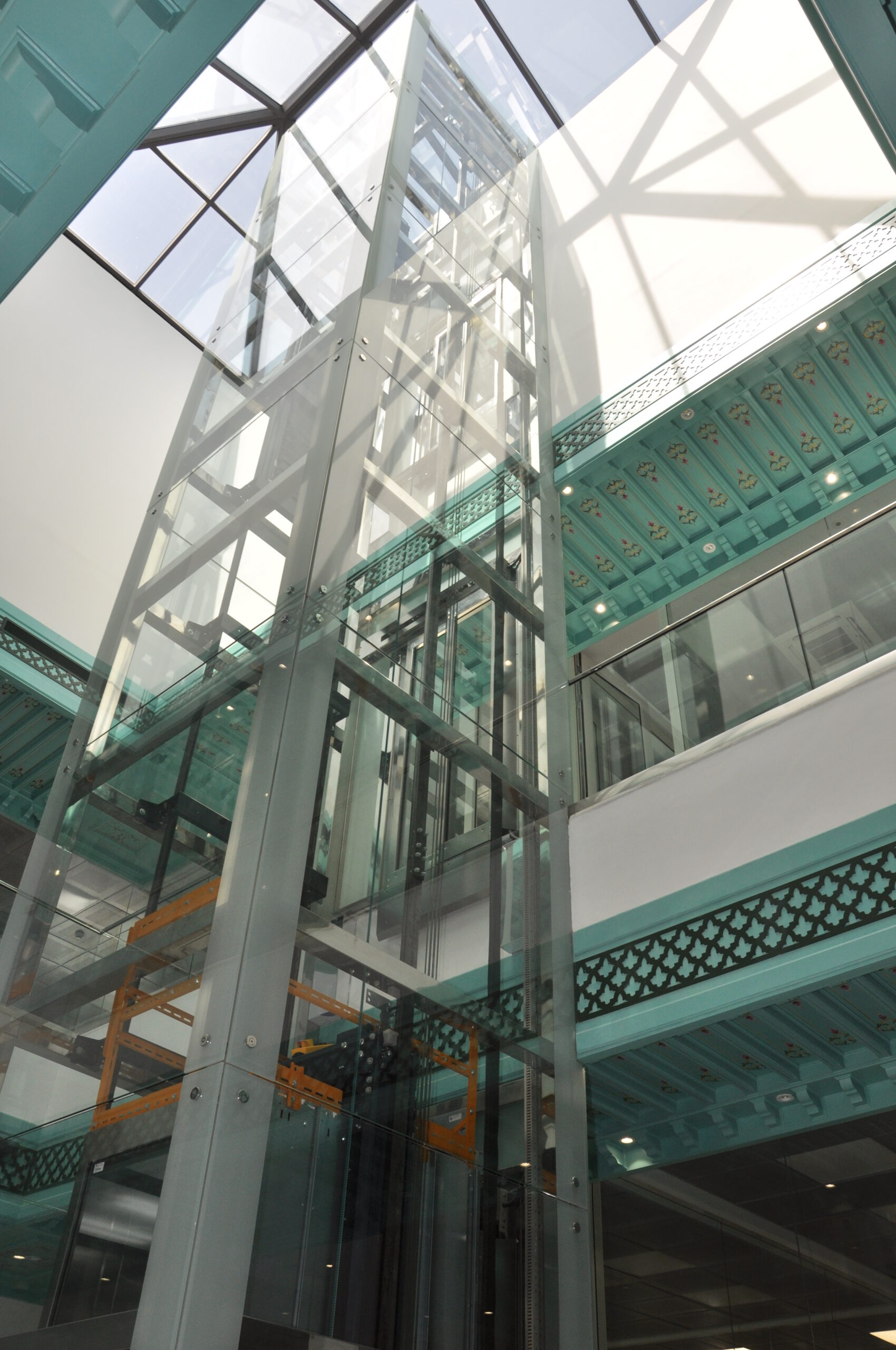 Maintenance ascenseur Tunisie 4.0 : Technicien utilisant l