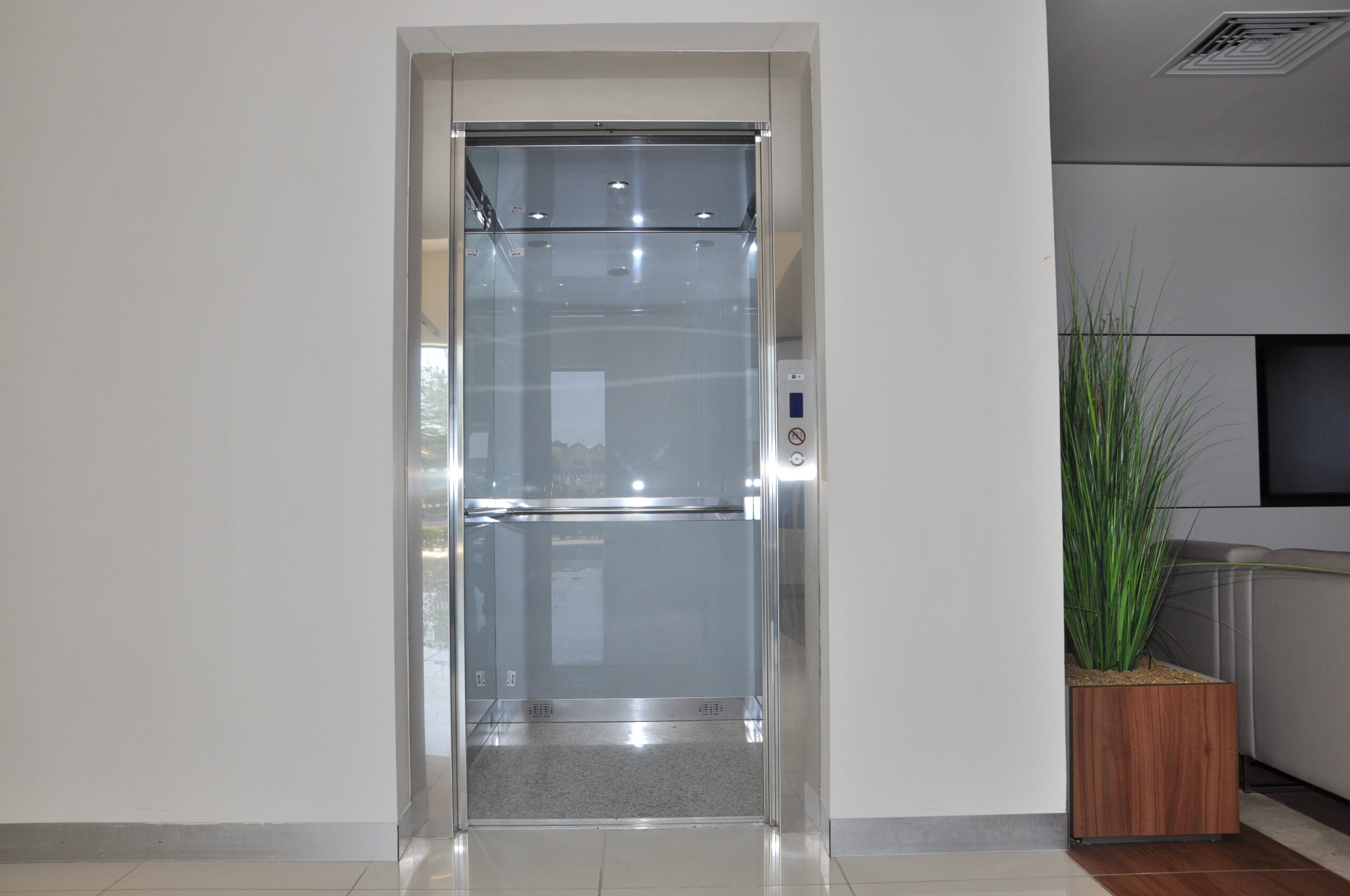 Design ascenseur intérieur Tunisie : Finition inox et miroir pour un Domesticlift moderne.