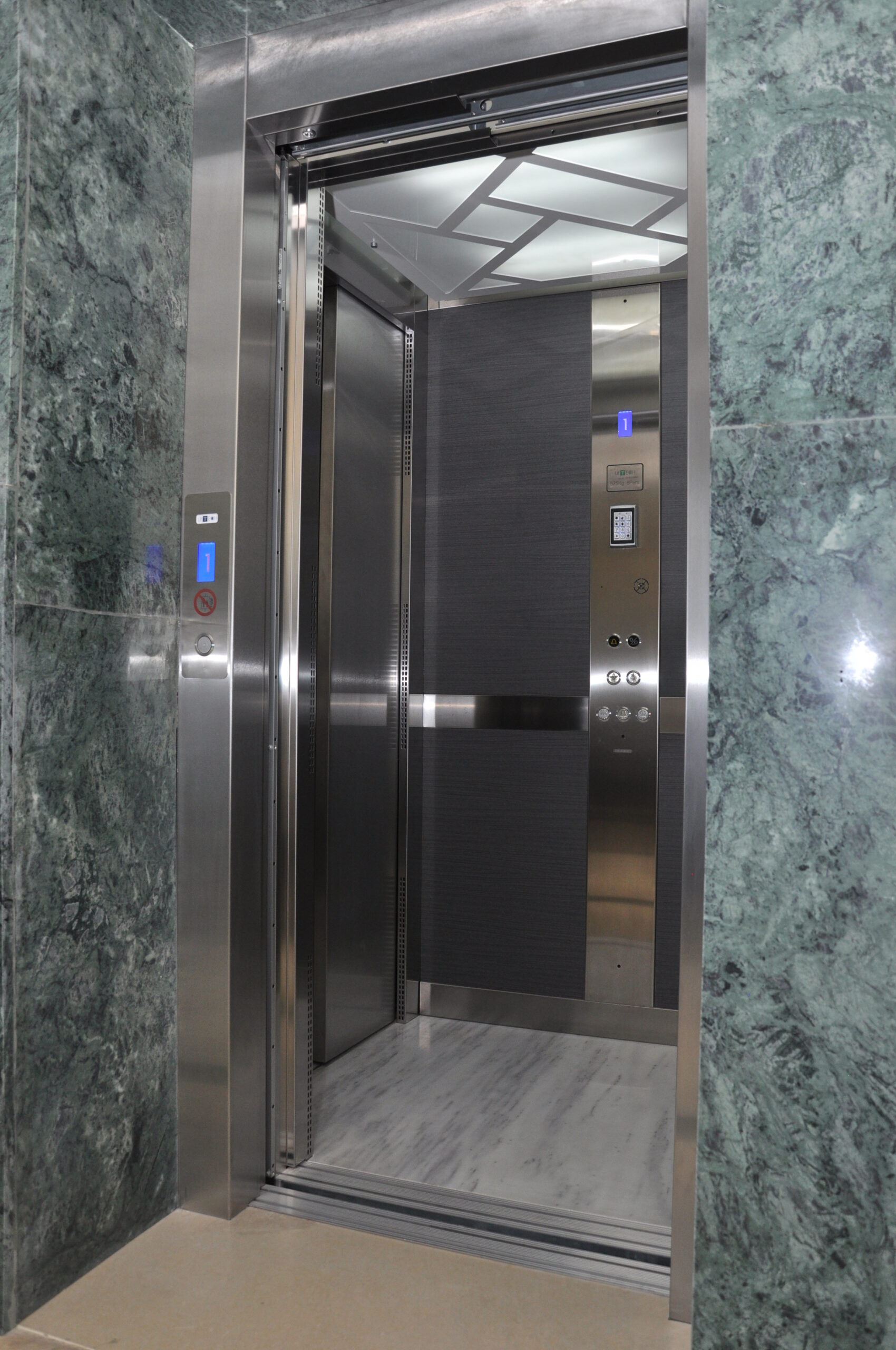 Maintenance ascenseur Tunisie 4.0 : Technicien utilisant l