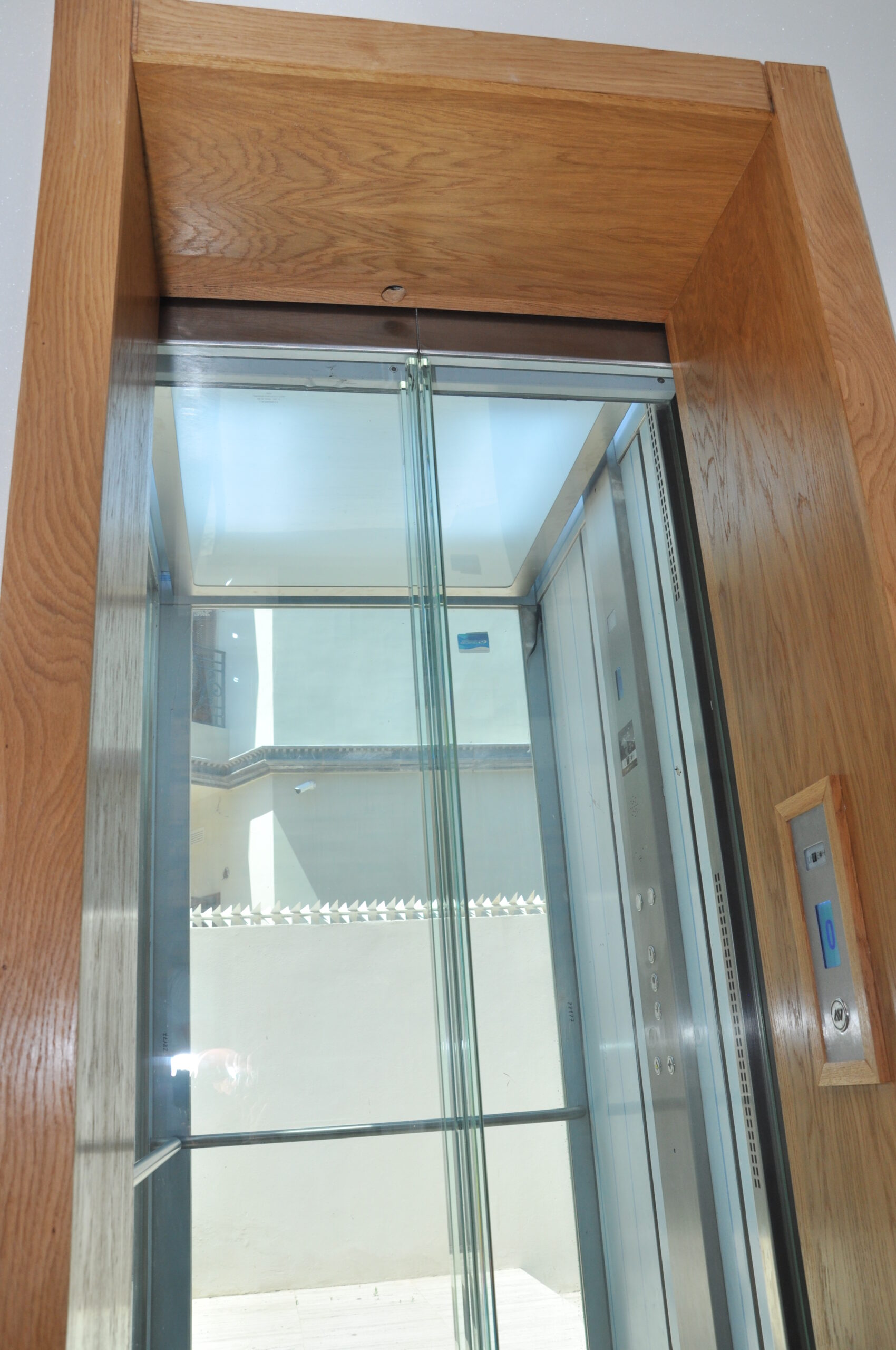 Ascenseur gaine réduite Tunisie : Expertise Liftech pour installation en espace restreint.