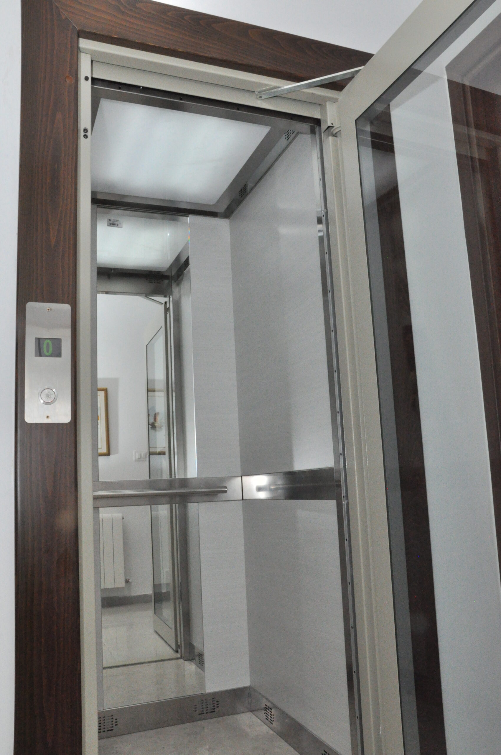 Offerings Design ascenseur intérieur Tunisie : Finition inox et miroir pour un Domesticlift moderne.