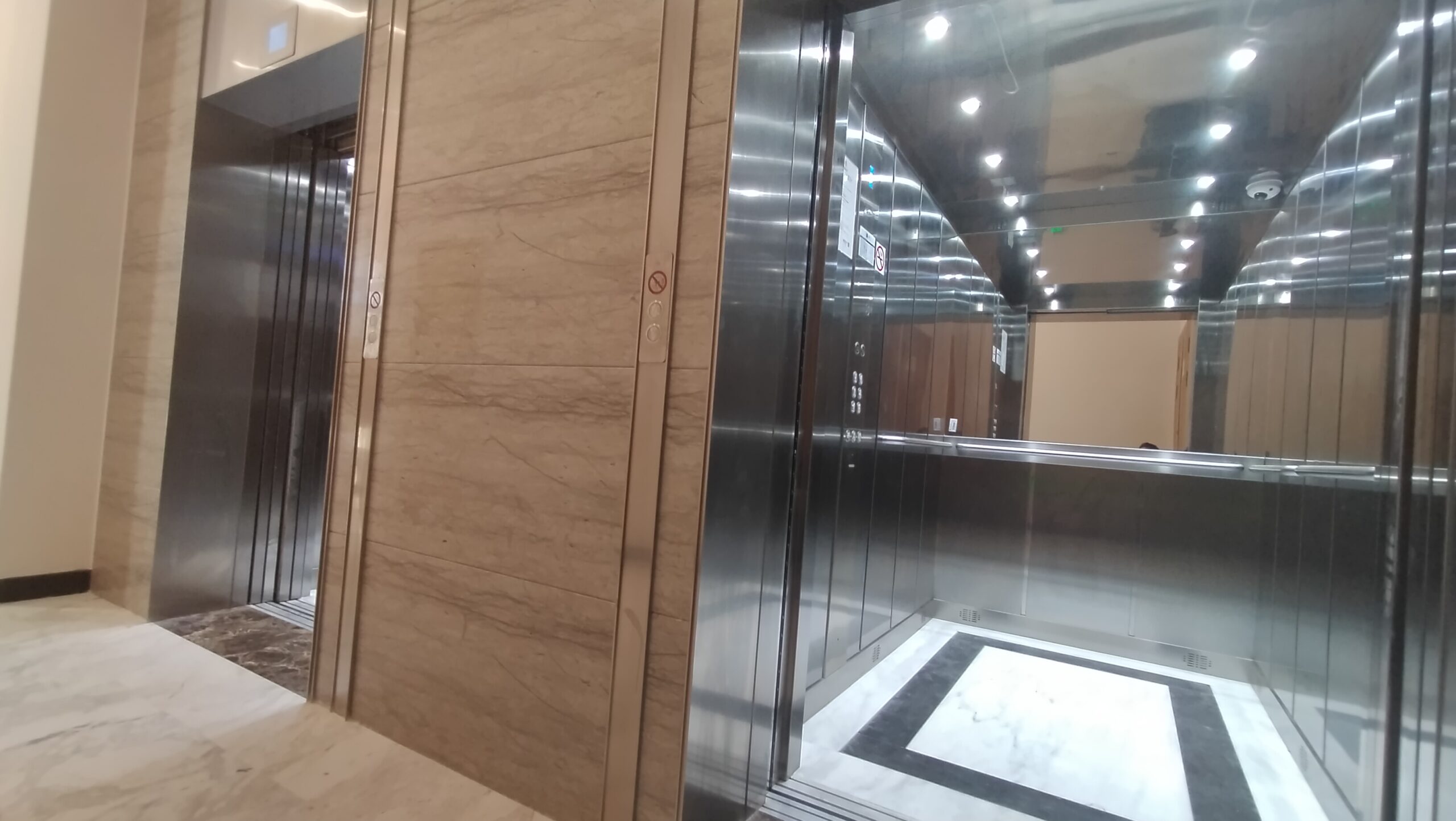 Offerings Réparation carte électronique ascenseur : Expertise SAV Liftech sur systèmes électriques.