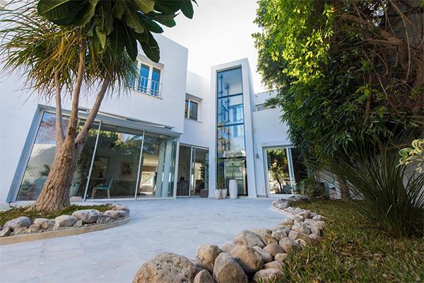 Petit ascenseur panoramique pour maison Tunisie : Solution de mobilité compacte pour villa sur deux niveaux.